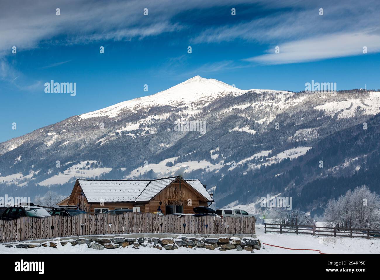 Vieille maison de bois de haute montagne enneigée dans les Alpes autrichiennes Banque D'Images