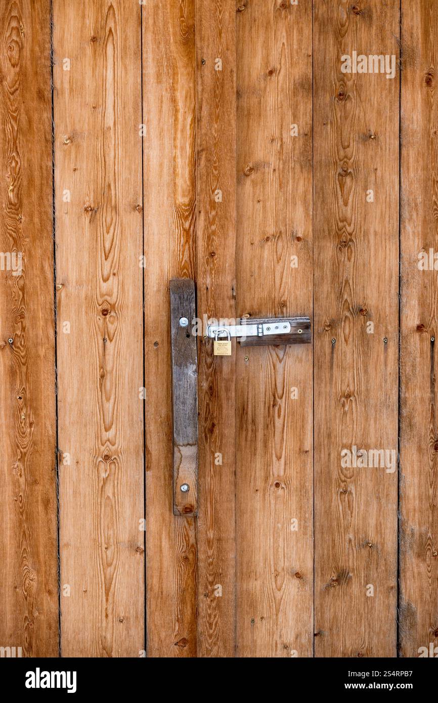 Photo Gros plan sur la poignée de porte de la vieille porte en bois grange Banque D'Images