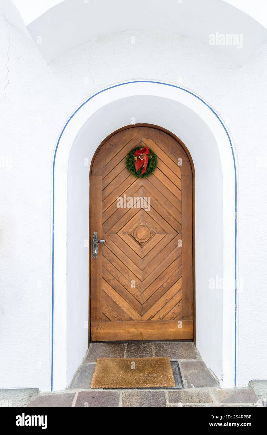 Vieille porte en bois décorée par couronne de Noël Banque D'Images
