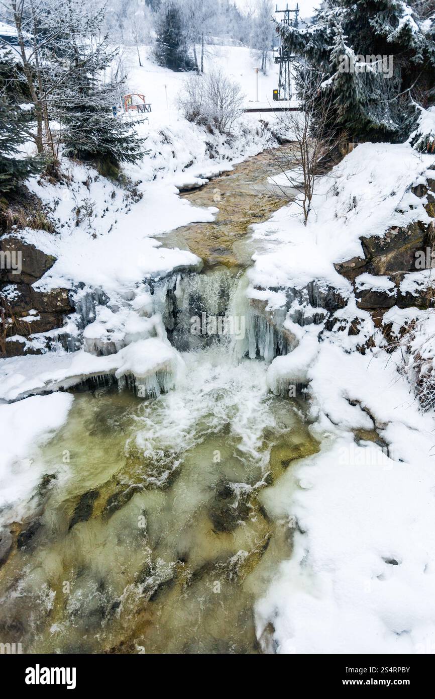 Belle vue sur la petite cascade sur la rivière de montagne à l'hiver Banque D'Images