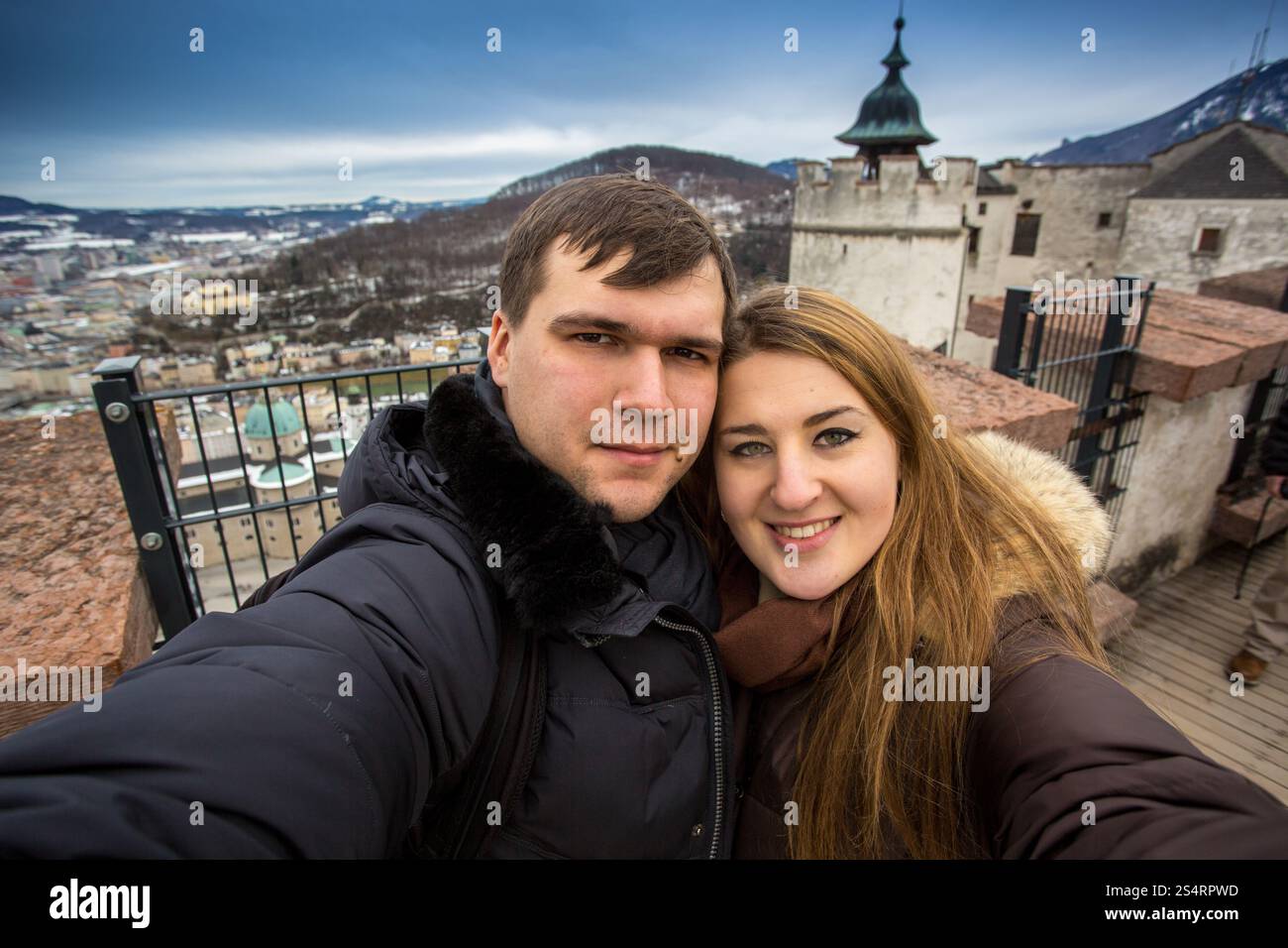 Belle closeup portrait of happy smiling couple posing contre l'ancien château Banque D'Images