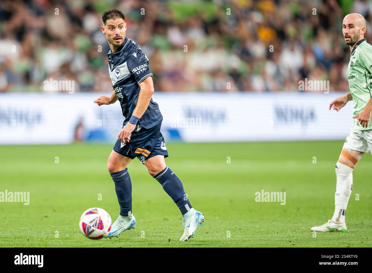 Melbourne, Australie. 10 janvier 2025. Bruno Fornaroli de Melbourne Victory (l) vu en action lors du match de A-League entre le Melbourne Victory FC et le Western United FC à AAMI Park. Score final Western United 4:3 Melbourne Victory Credit : SOPA images Limited/Alamy Live News Banque D'Images