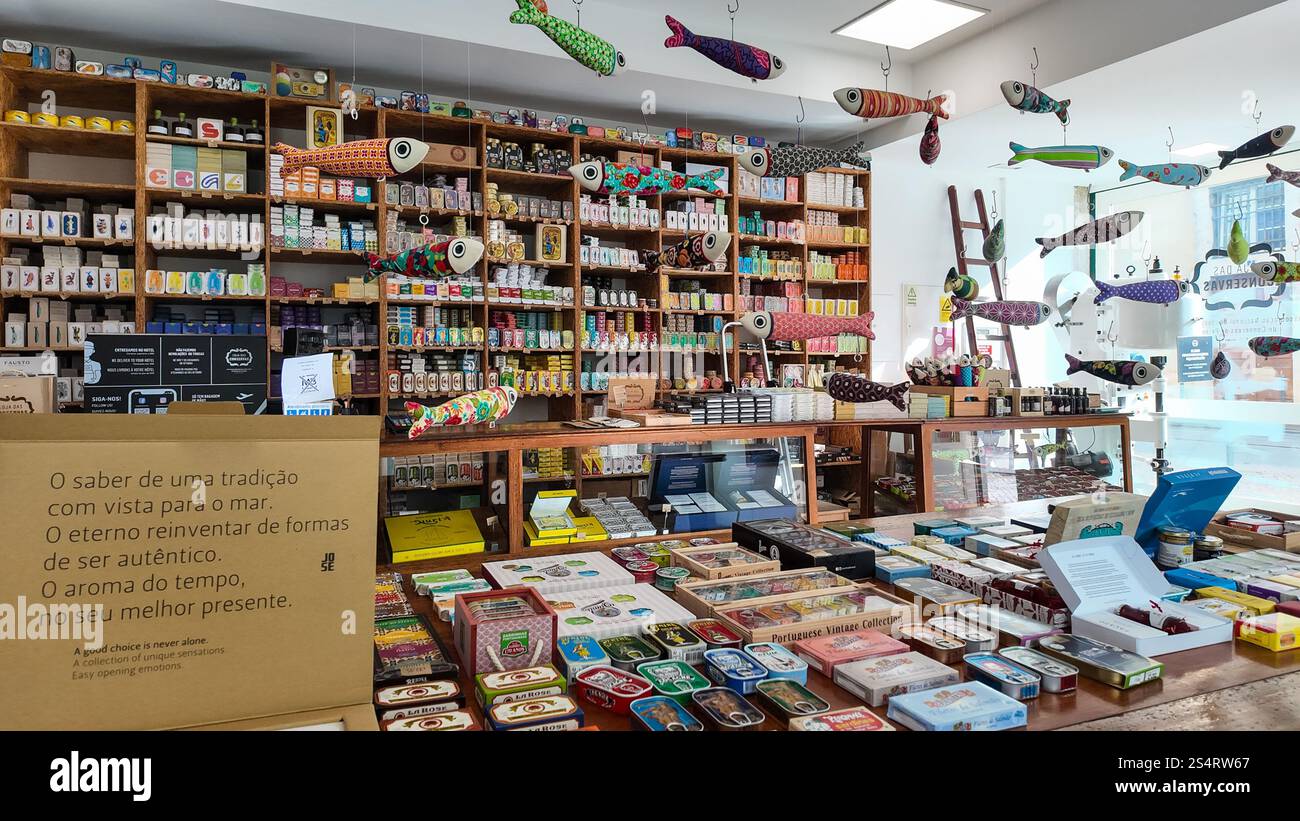 Loja das Conservas à Lisbonne, Portugal, offre une variété de produits de poisson en conserve Banque D'Images