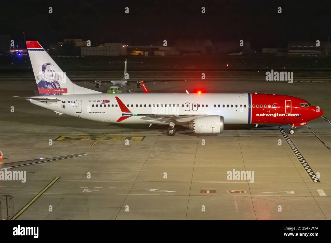 Aviones de Línea y turismo en Gran Canaria. Avión de Línea Boeing 737 MAX con decoración especial en homenaje a Sam Eyde maniobrando por la noche en e Banque D'Images