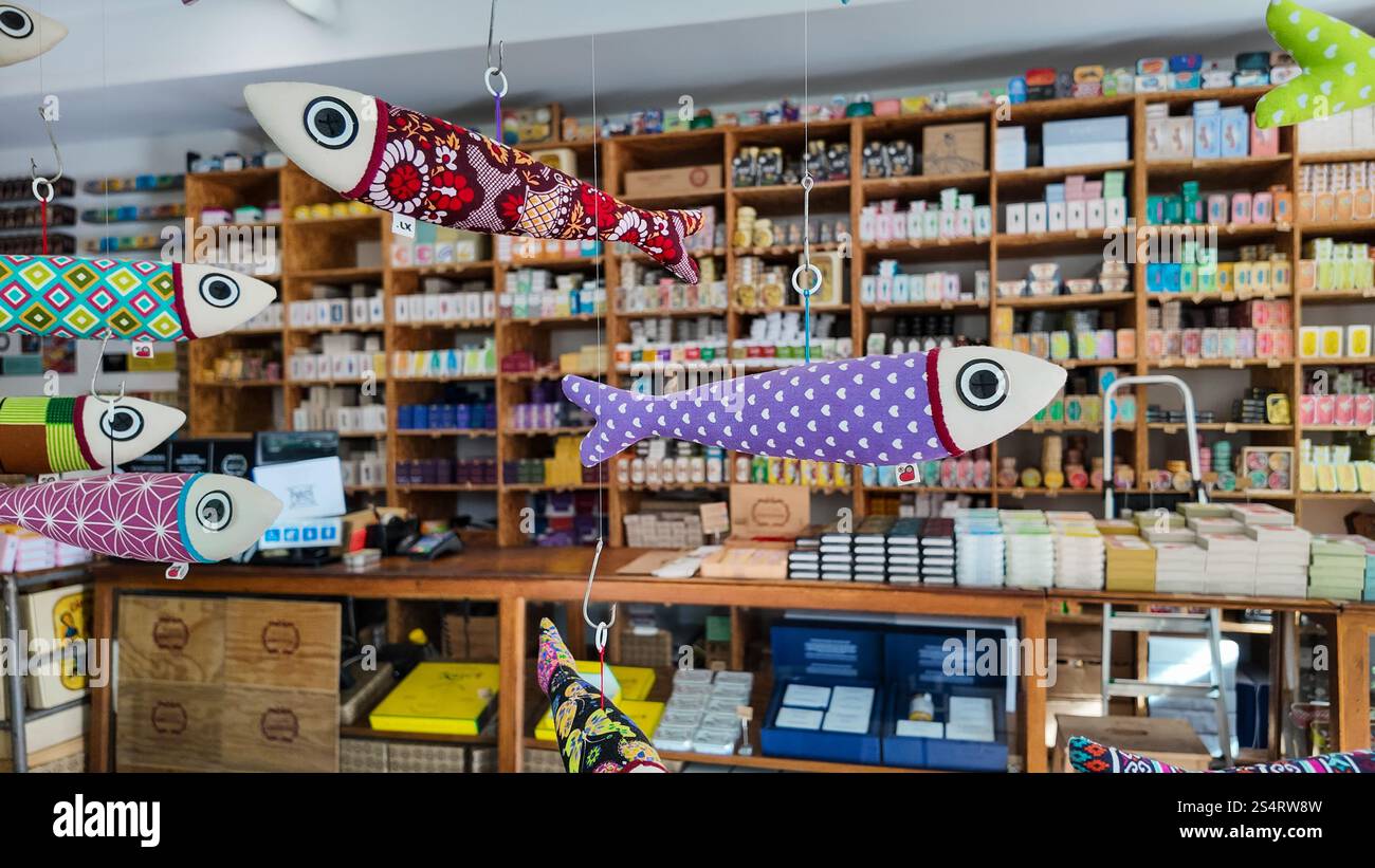 Loja das Conservas à Lisbonne, Portugal, offre une variété de produits de poisson en conserve Banque D'Images