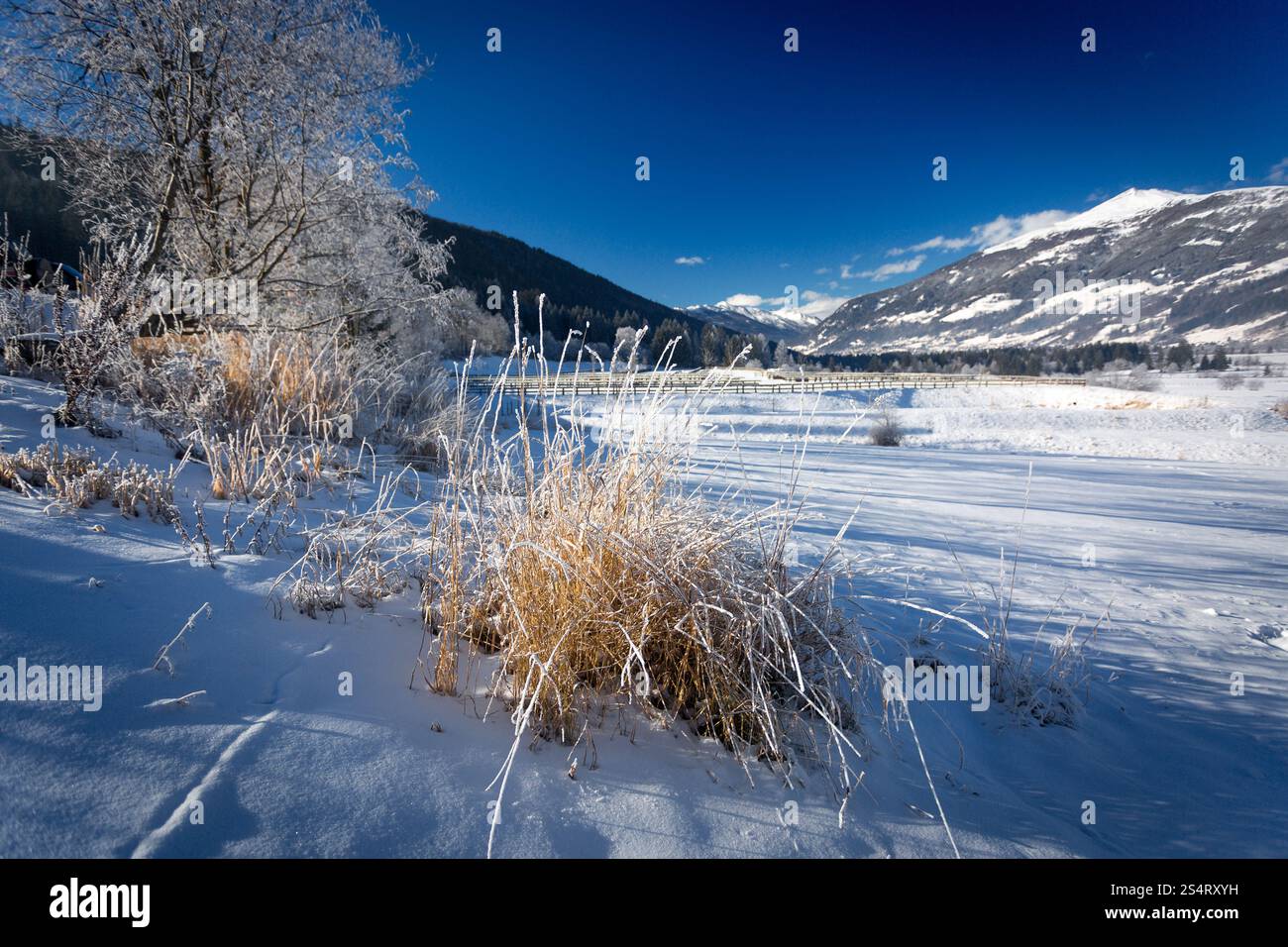 Paysage hivernal de Highland Valley couvert de neige dans les Alpes à sunny day Banque D'Images