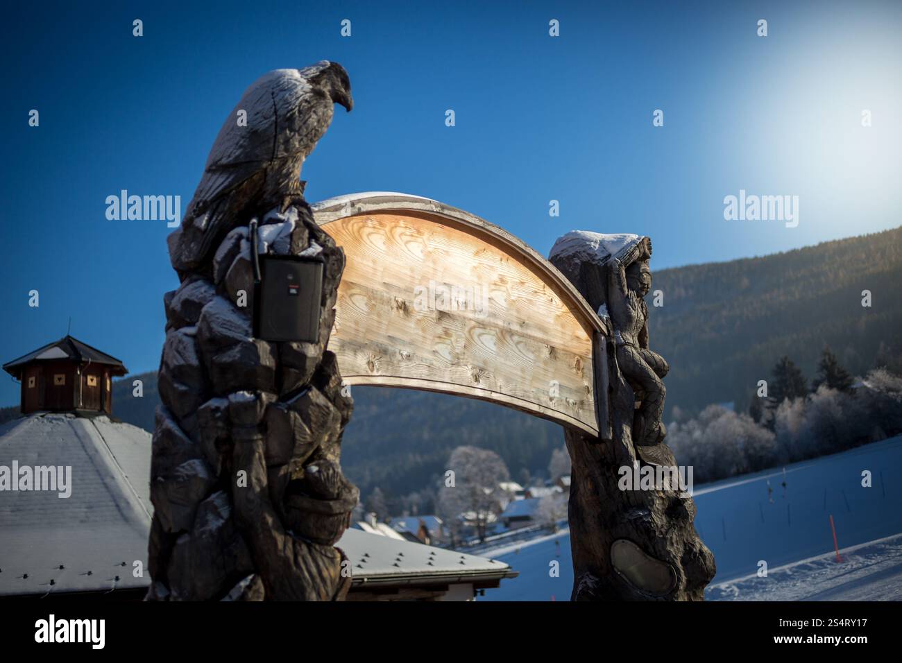 Copyspace pancarte en bois à l'hiver ski resort Banque D'Images