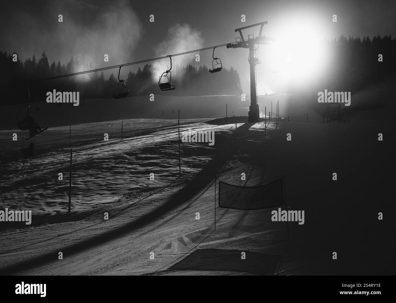 Silhouette noir et blanc photo de pente de ski à alpes autrichiennes à sunny day Banque D'Images