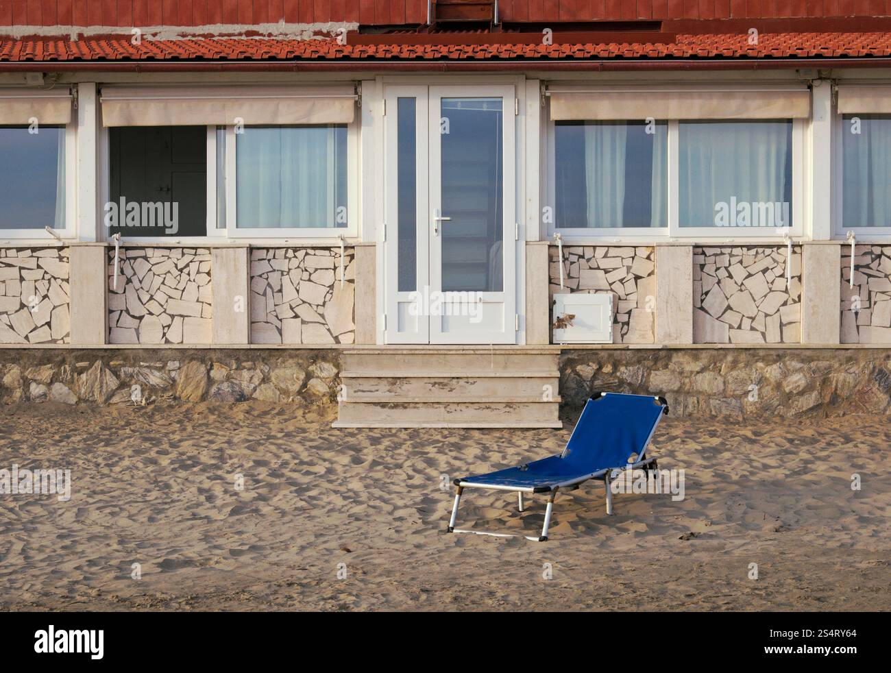 chalet d'été et transats sur la plage de sable Banque D'Images