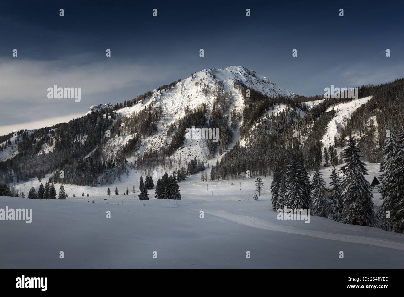 Paysage d'éclairage sun peaks de hautes montagnes couvertes de neige Banque D'Images