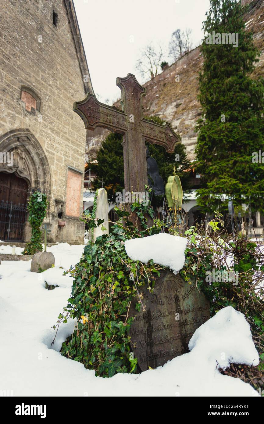 Grande croix couverte par la neige sur l'ancienne église cimetière en Banque D'Images