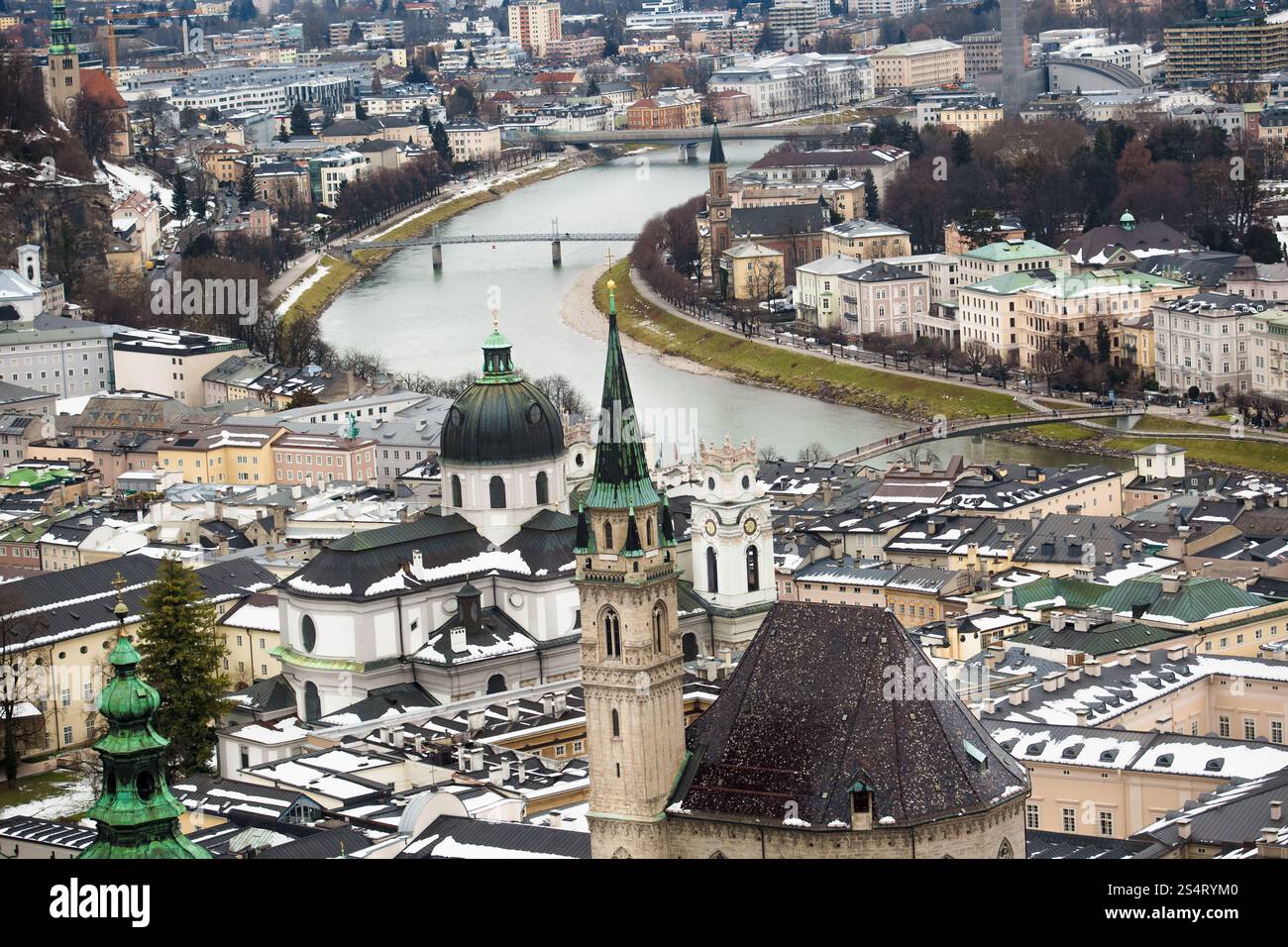 Belle rivière Salzach à Salzbourg à froide journée d'hiver Banque D'Images