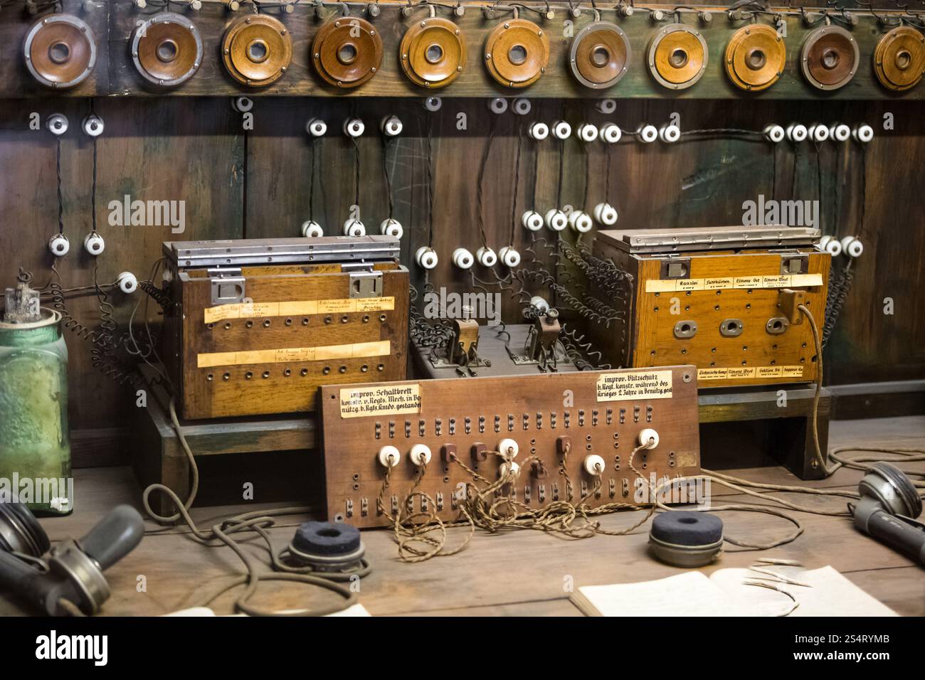 Photo gros plan de l'ancienne radio militaire avec connexions de câblage compliqué Banque D'Images