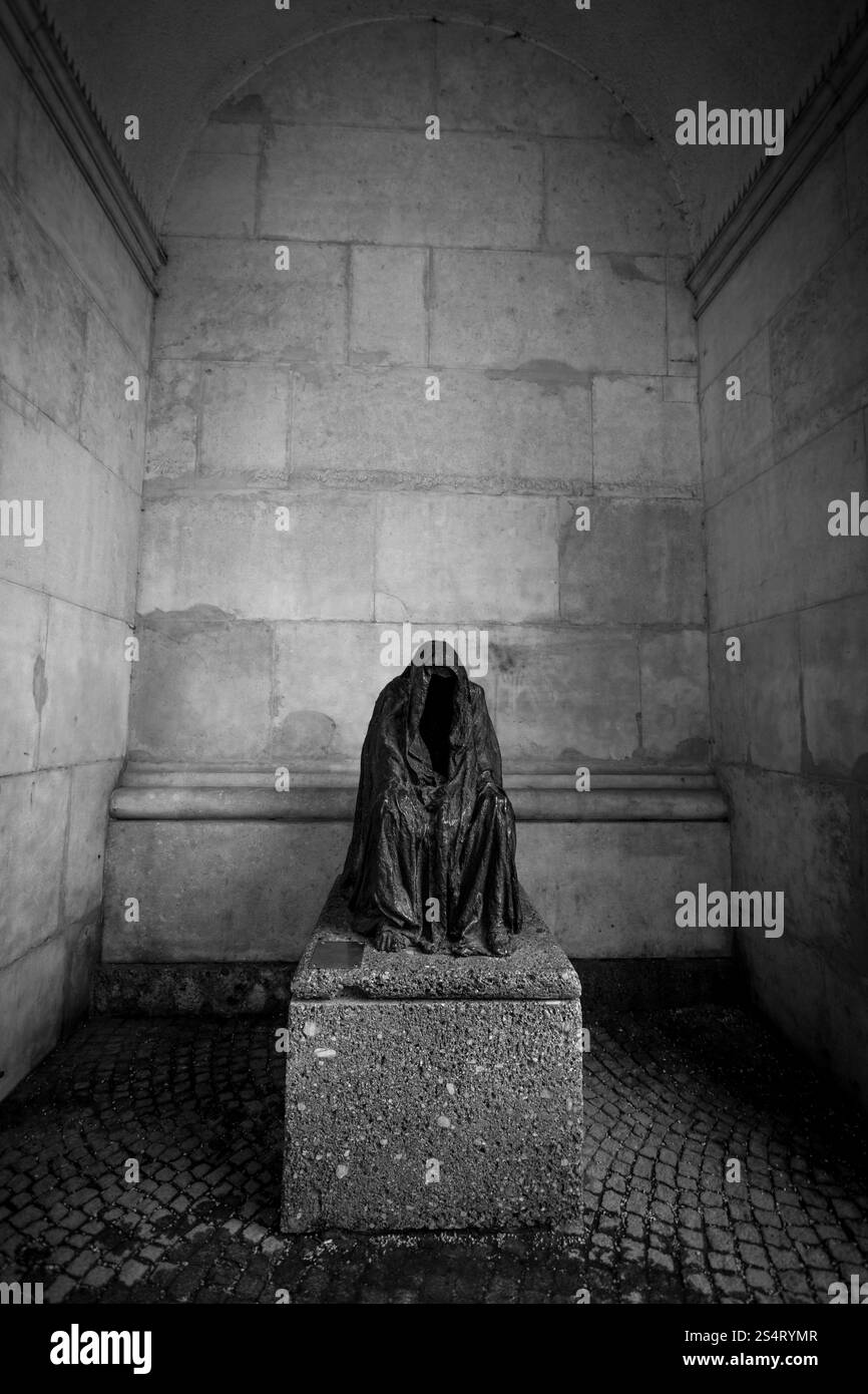 Photo en noir et blanc du monument de scary ghost assis sur la pierre Banque D'Images