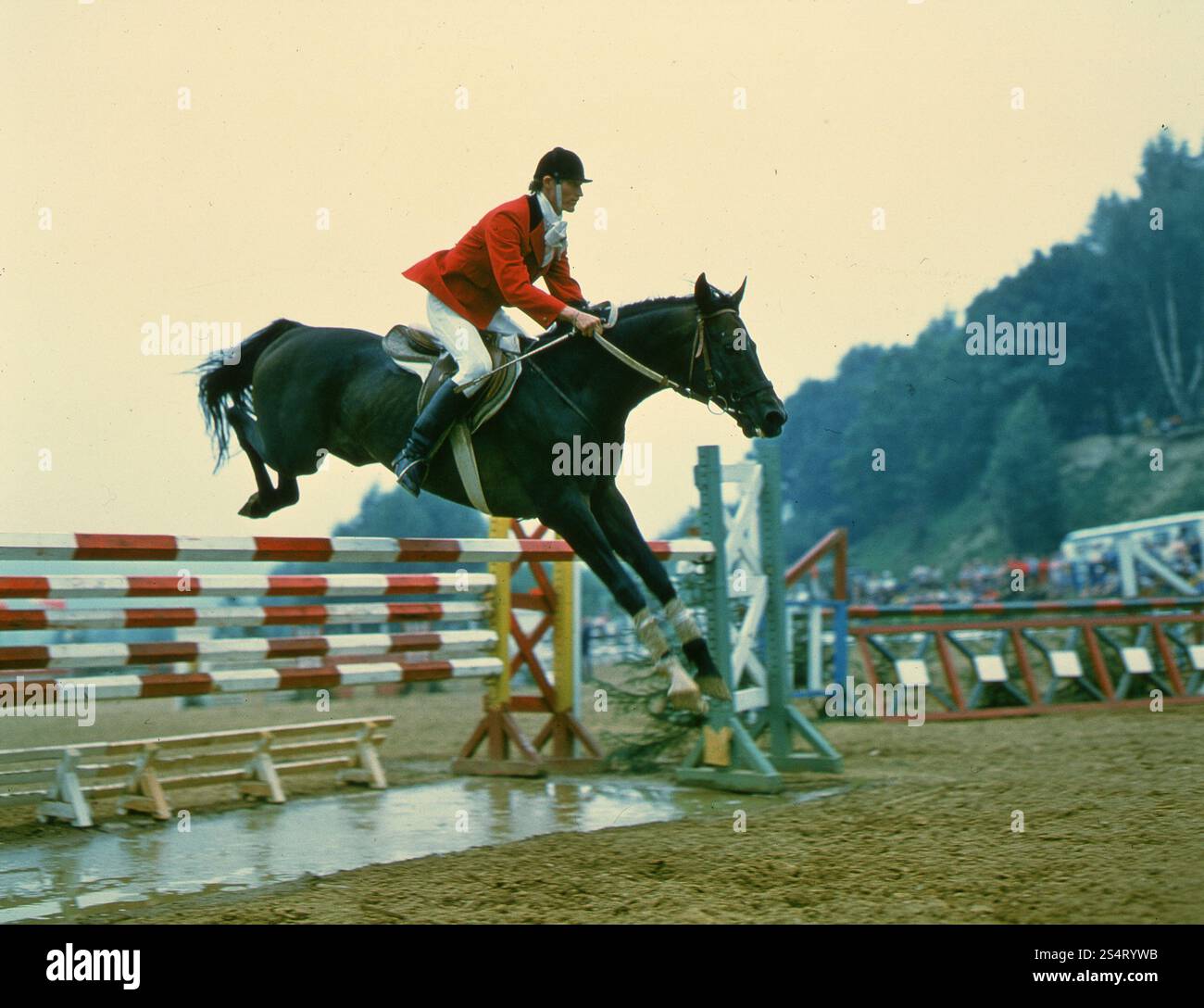 Compétition de saut d'obstacles à la base de sport équestre de Planerny, Russie des années 1980 Banque D'Images
