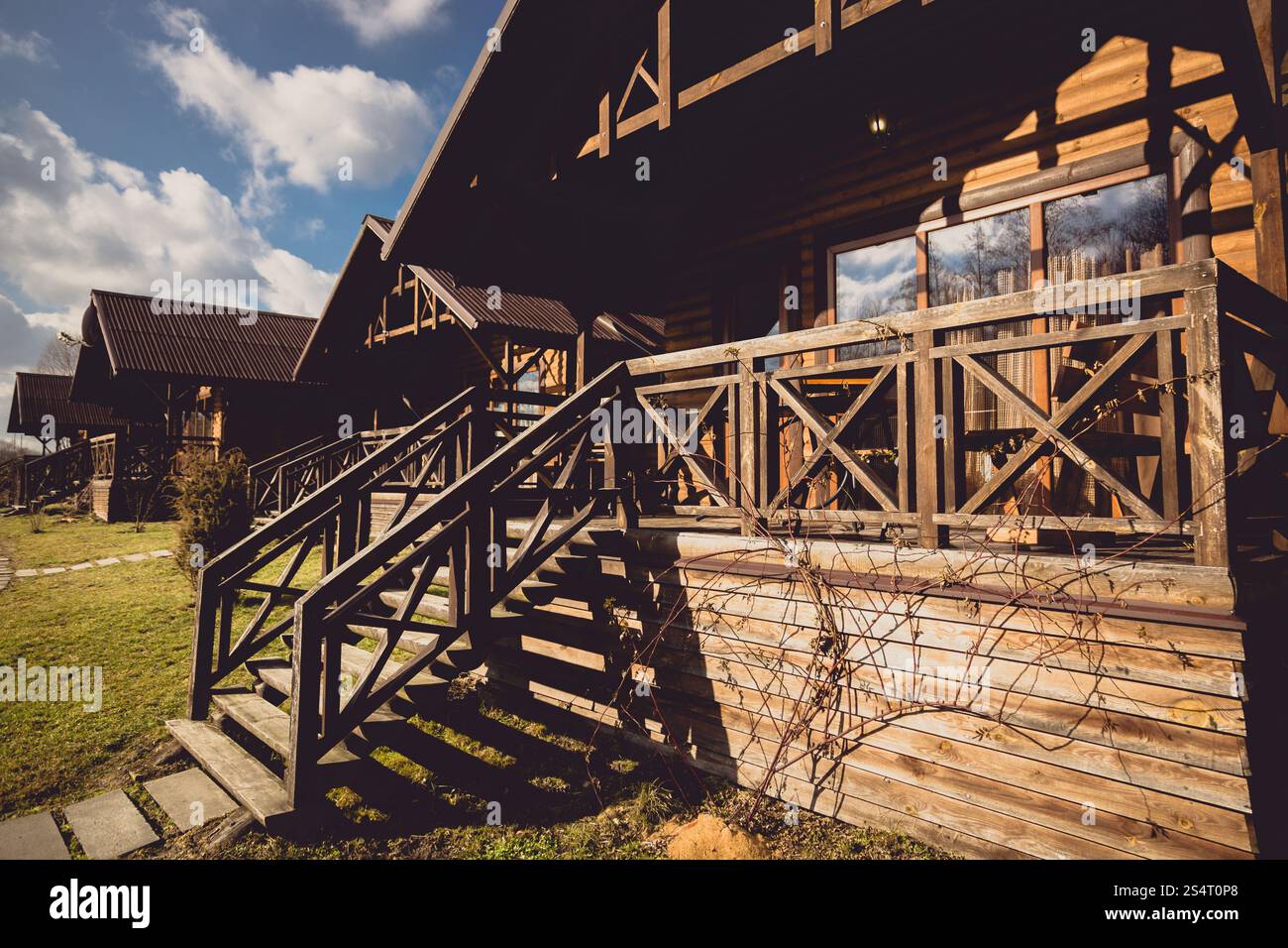 Photo de ton chalet traditionnel en bois avec grande terrasse Banque D'Images
