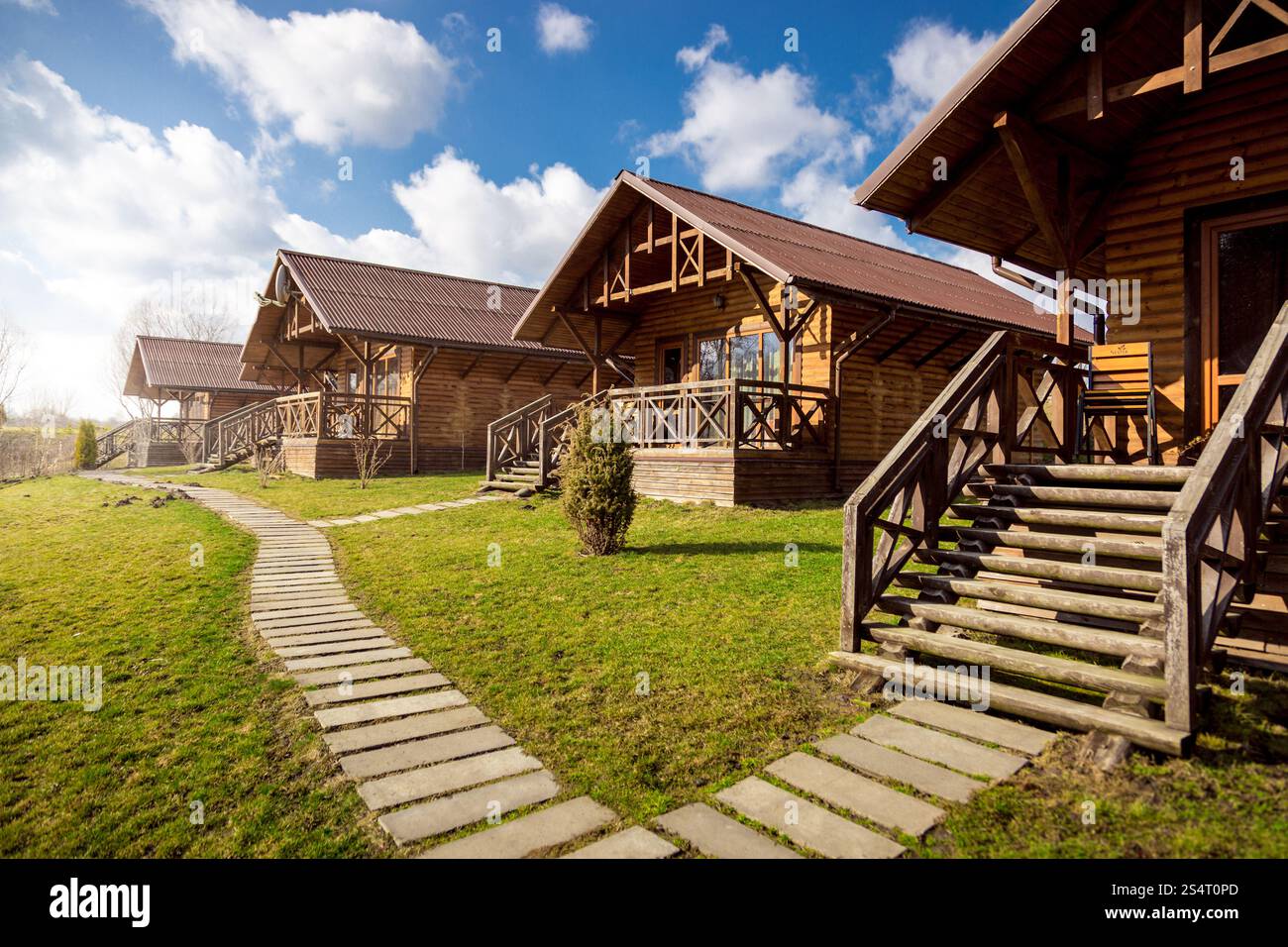 Chalets traditionnels en bois à journée ensoleillée à la campagne Banque D'Images