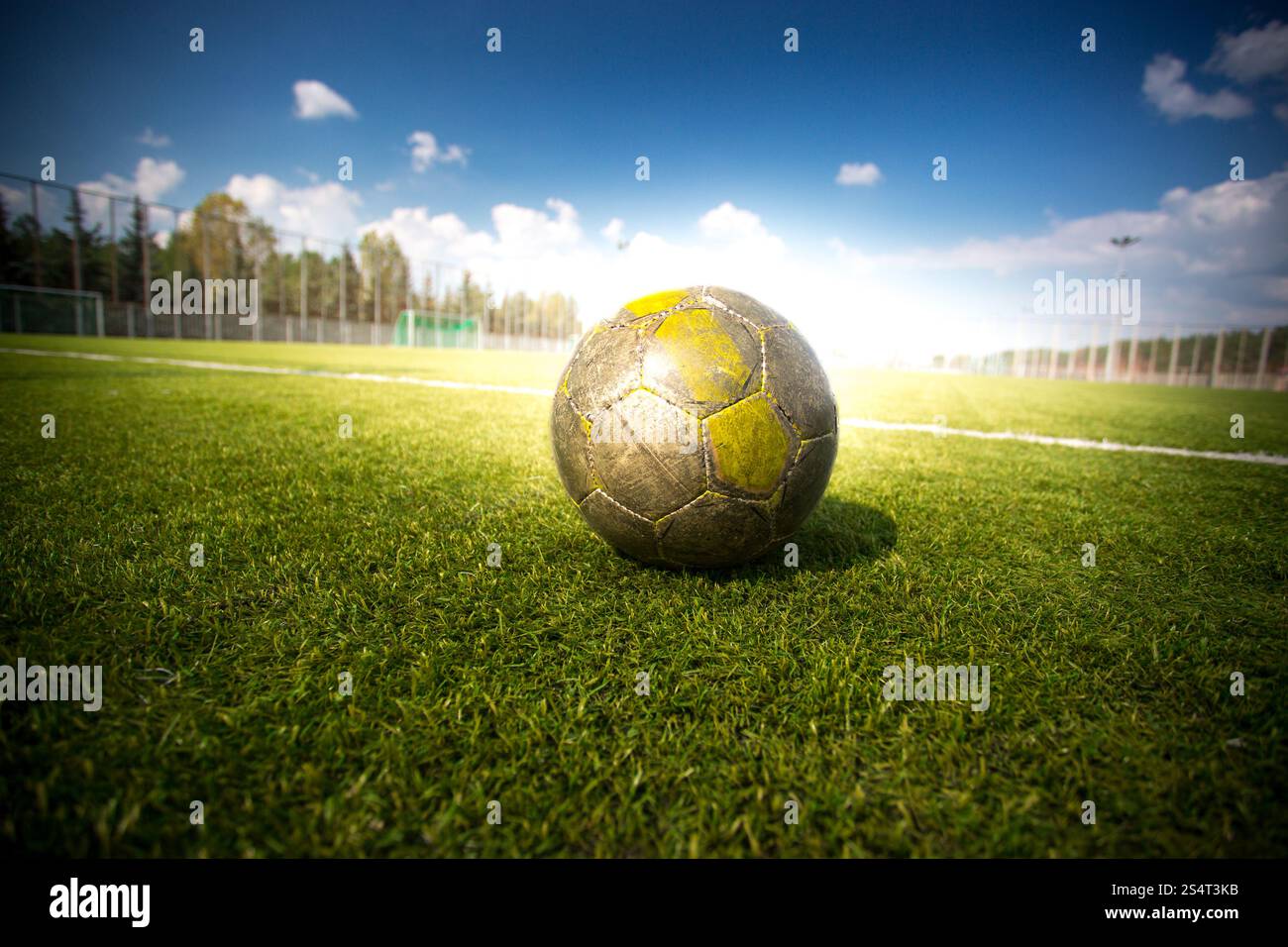 Photo de Gros plan sur football soccer champ herbe à rayons de soleil Banque D'Images