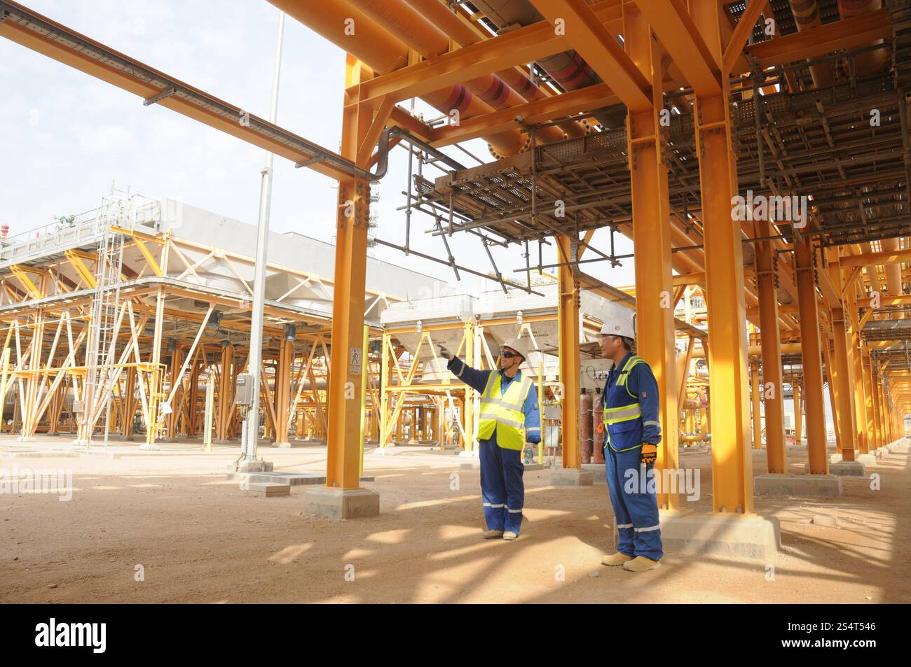 Basra, Basra. 27 décembre 2024. Sun Baojun (l) et son collègue inspectent le projet de liquides de gaz naturel de Bassorah (BNGL), construit par China Petroleum Engineering and construction Corporation (CPECC), à Bassorah, Irak, le 27 décembre 2024. POUR ALLER AVEC 'Feature : la société chinoise 'Blue Sky Projects' aide Bassorah, riche en pétrole de l'Irak, à nettoyer son air' crédit : Duan Minfu/Xinhua/Alamy Live News Banque D'Images