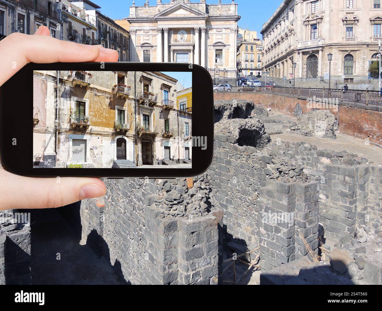 Travel Concept - office prend photo de façade de maison urbaine dans le centre de Catane, Sicile, Italie sur smartphone, Banque D'Images