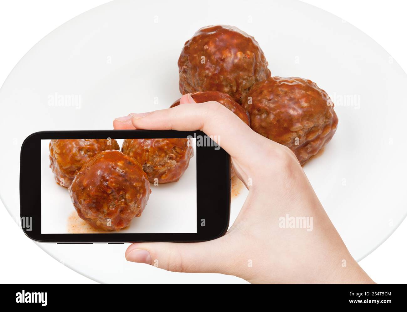 Photographiant food concept - office prend photo de trois boulettes de viande en sauce sur smartphone, Suède Banque D'Images