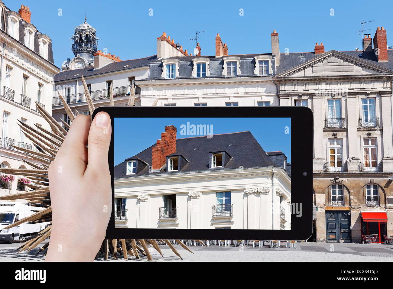 Travel Concept - office prend photo de façade de vieille maison urbaine dans la ville de Nantes, en France, le smartphone, Banque D'Images