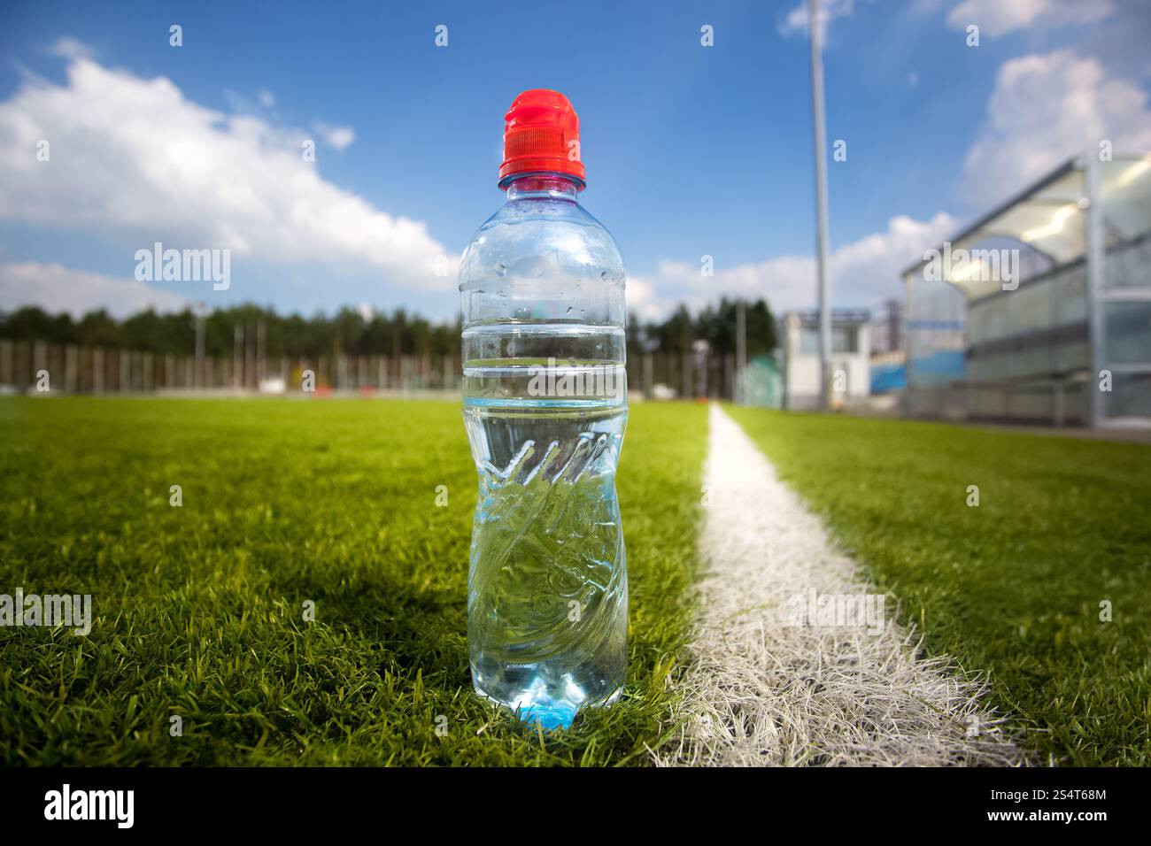 Photo Gros plan d'une bouteille d'eau du terrain de soccer au cours de match Banque D'Images