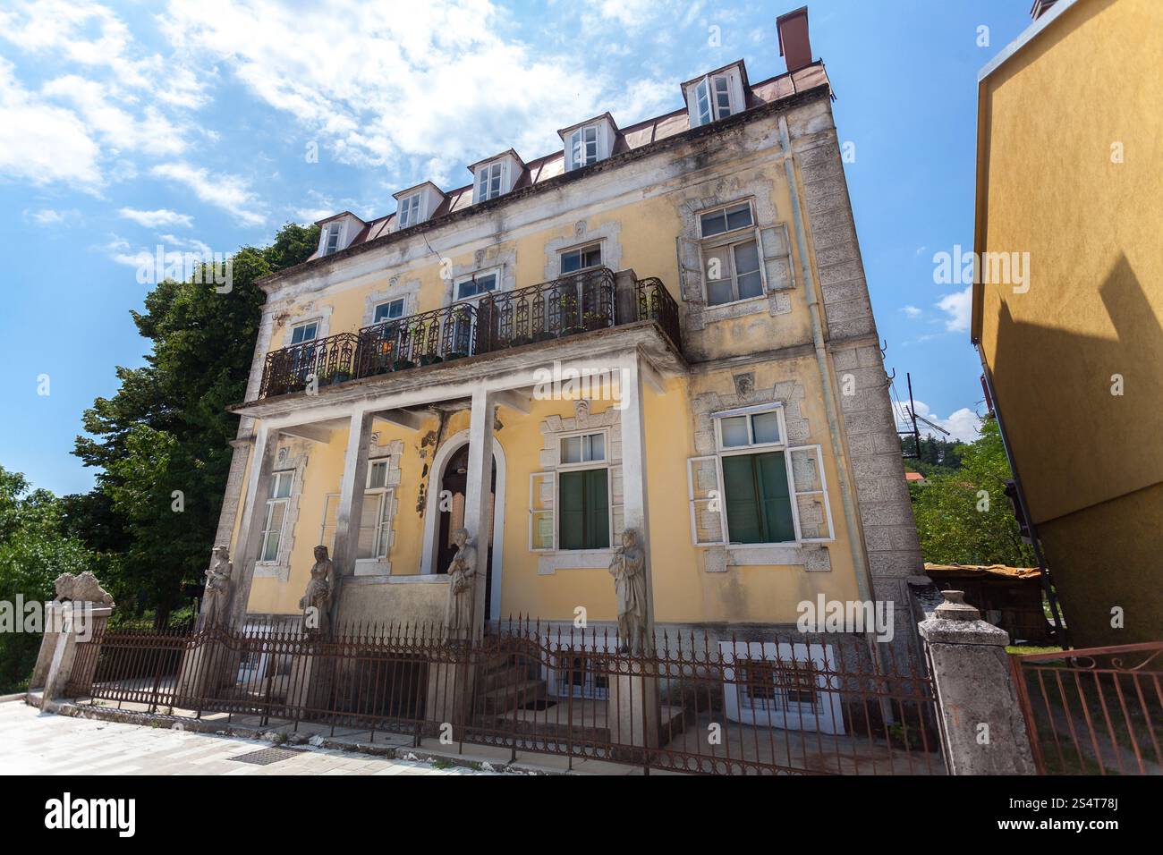 Vieux bâtiment délabré dans la vieille ville de Cetinje, Monténégro après la guerre Banque D'Images