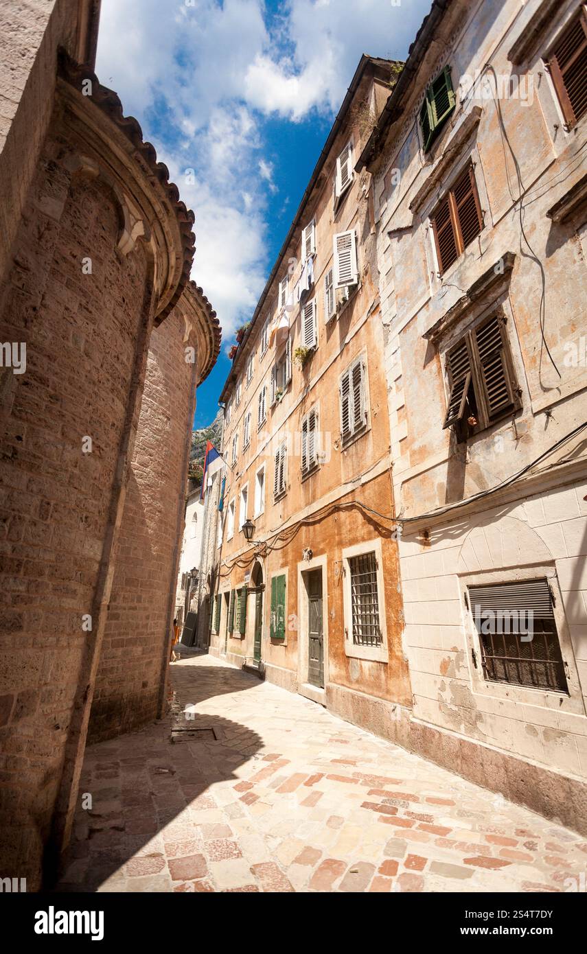 Belle vue sur la vieille rue étroite à la ville de Kotor, Monténégro Banque D'Images