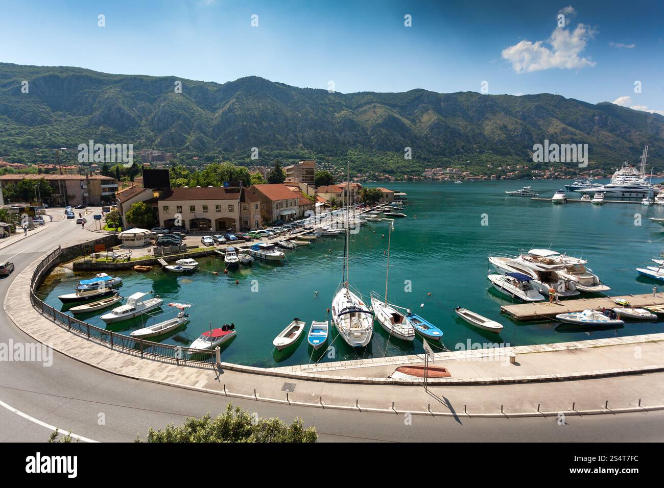 Big sea bay avec amarre yachts au ville de Kotor, Monténégro Banque D'Images
