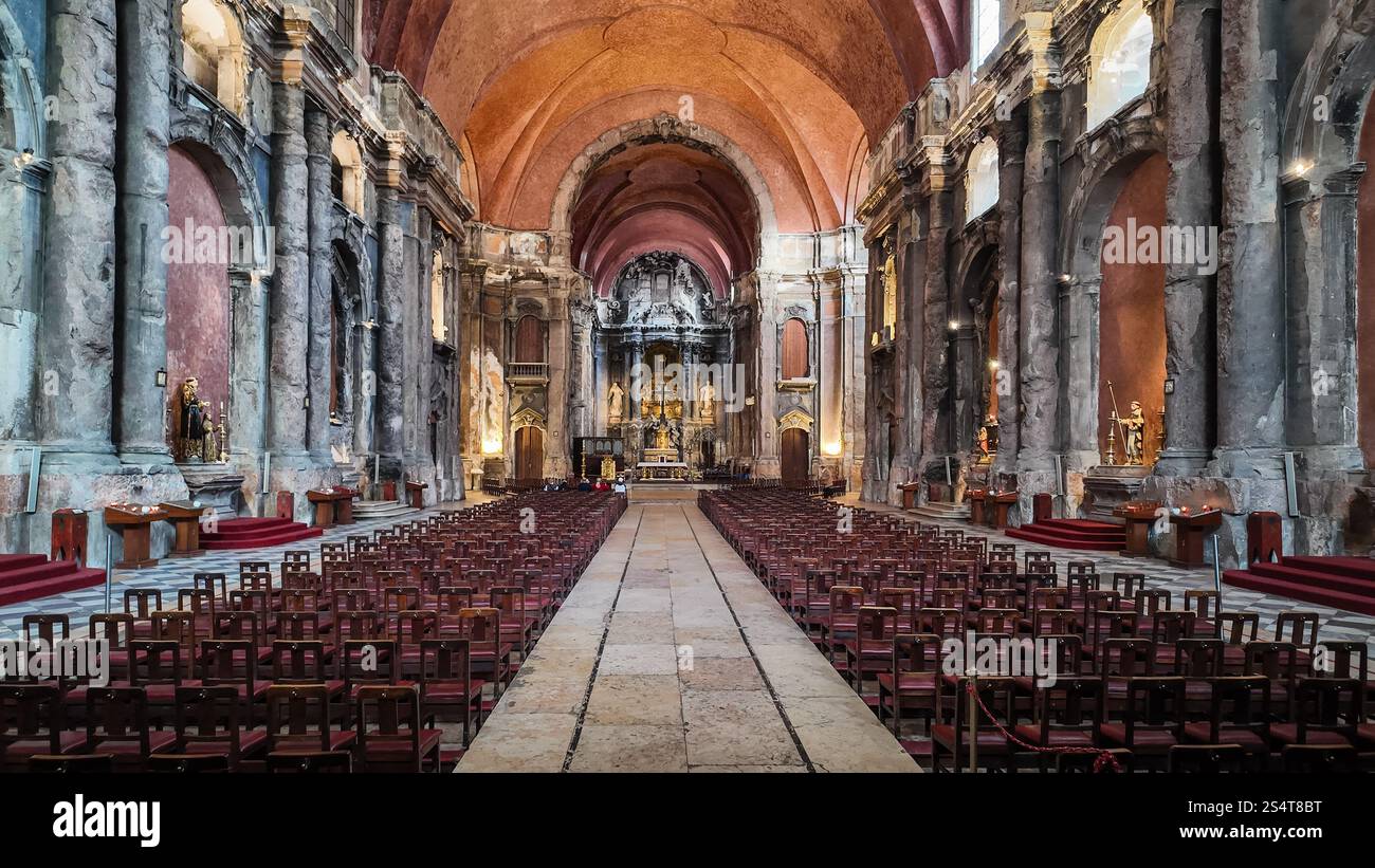 L'intérieur de l'église Saint Dominique (Igreja de São Domingos) à Lisbonne, Portugal, mettant en valeur son architecture historique et ses détails ornés Banque D'Images