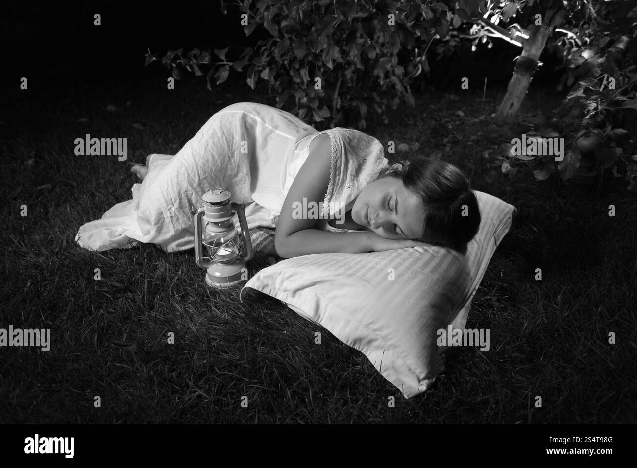 Noir et blanc la photo d'une femme dormant la nuit au jardin Banque D'Images Noir et blanc la photo d'une femme dormant la nuit au jardin Banque D'Images