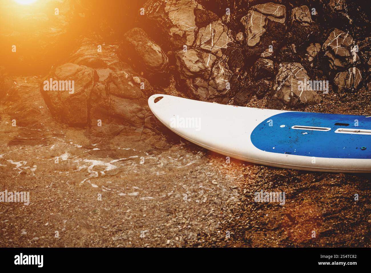 Belle vue de surf situé sur plage de sable fin au coucher de soleil Banque D'Images