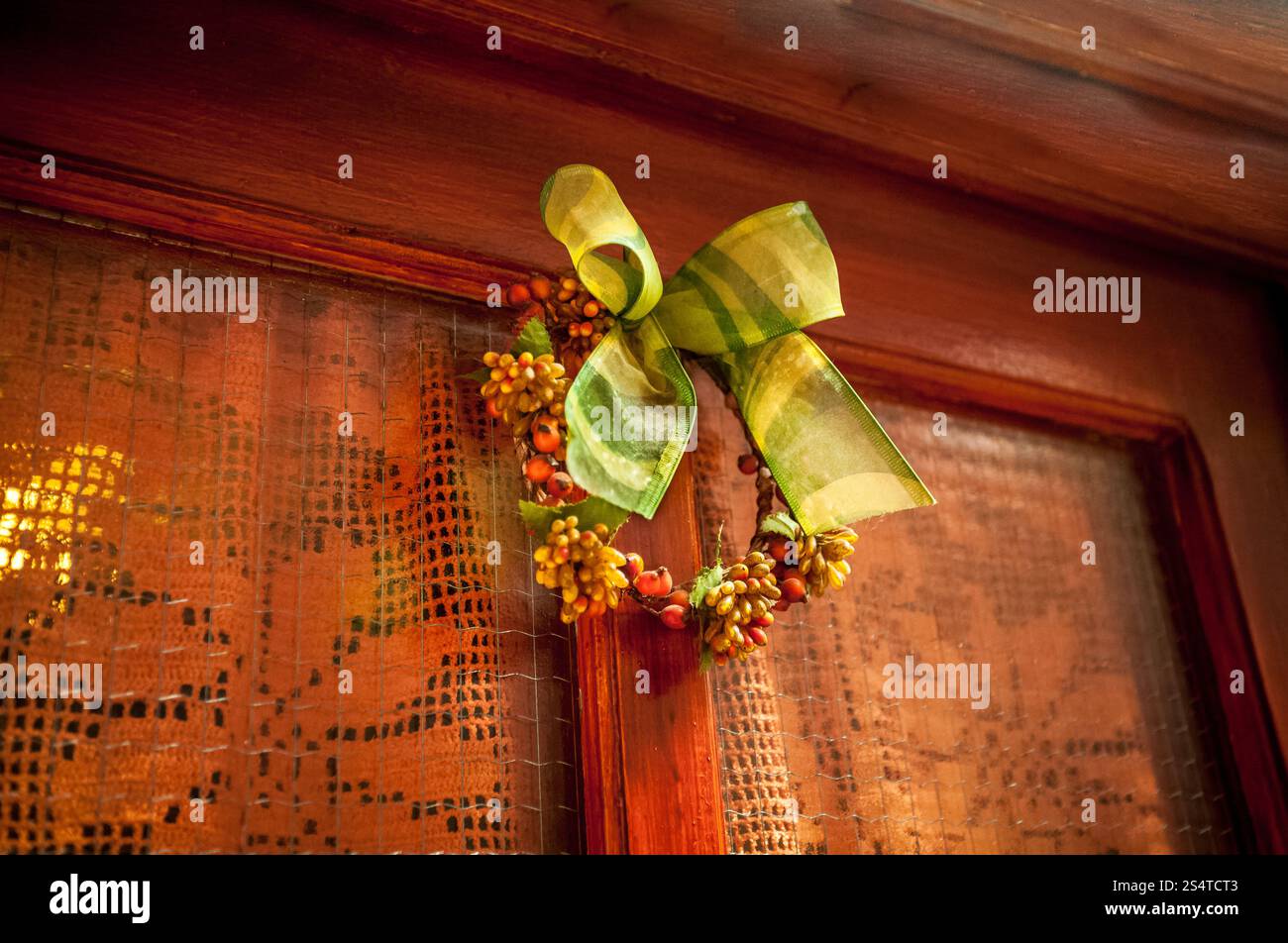 Photo gros plan de la porte en bois décorées de Christmas bow Banque D'Images