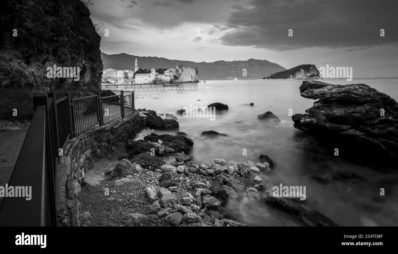 Tourné en noir et blanc de mer à tôt le matin avec une longue exposition Banque D'Images