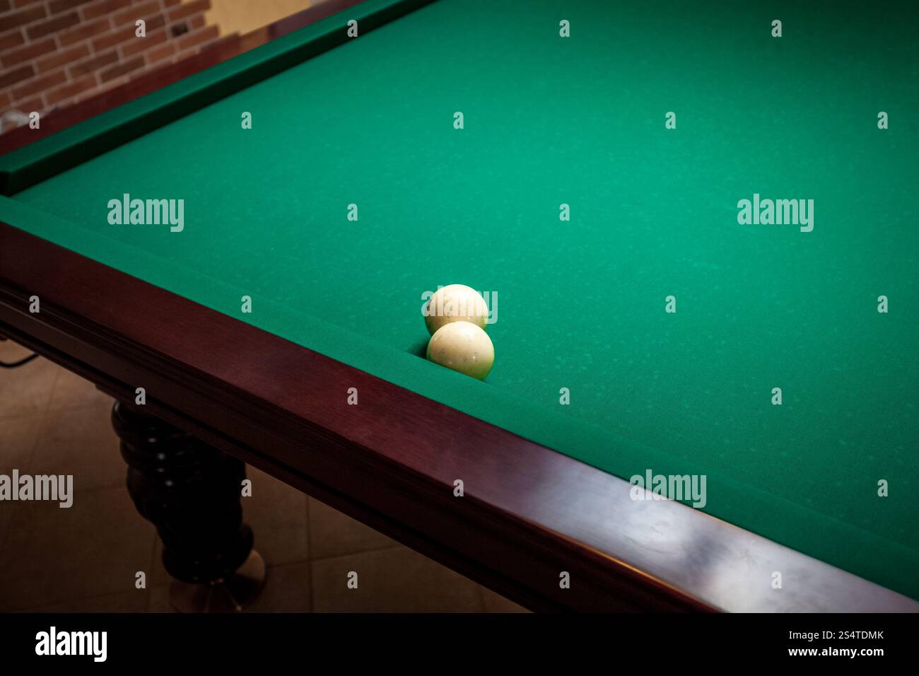 Photo gros plan de deux boules de billard sur le tableau blanc Banque D'Images Photo gros plan de deux boules de billard sur le tableau blanc Banque D'Images