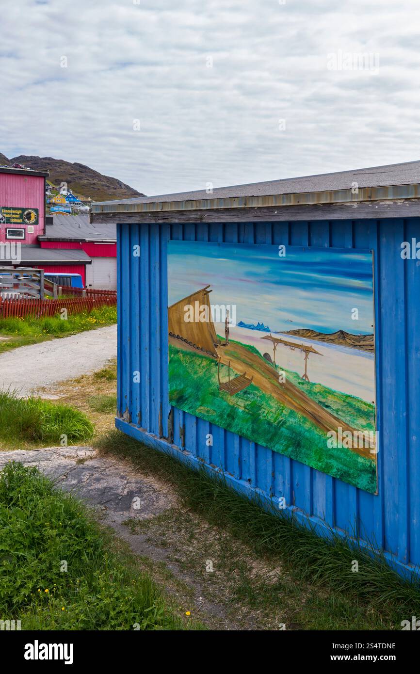 Peinture traditionnelle inuite sur le côté d'un bâtiment à Qaqortoq, Groenland, en juillet Banque D'Images