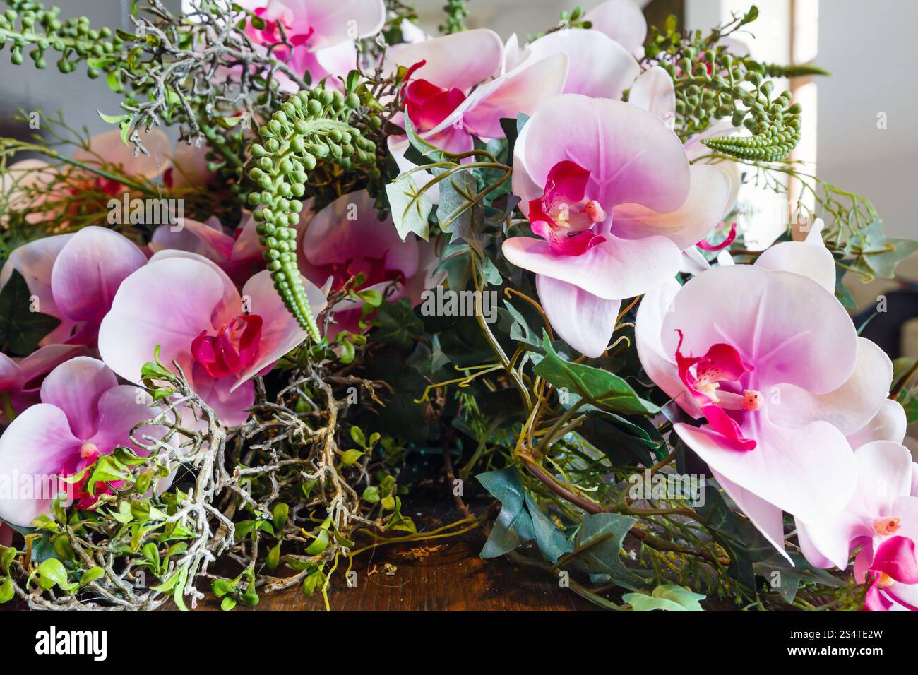 Lumière romantique merveilleux bouquet de fleurs orchidée rose composition Banque D'Images