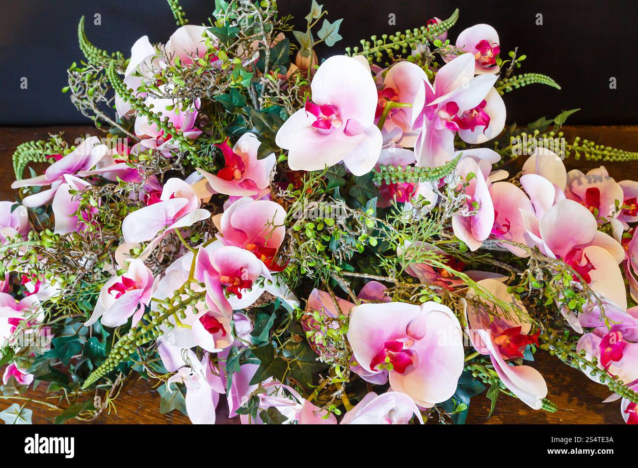 Lumière romantique merveilleux bouquet de fleurs orchidée rose composition Banque D'Images