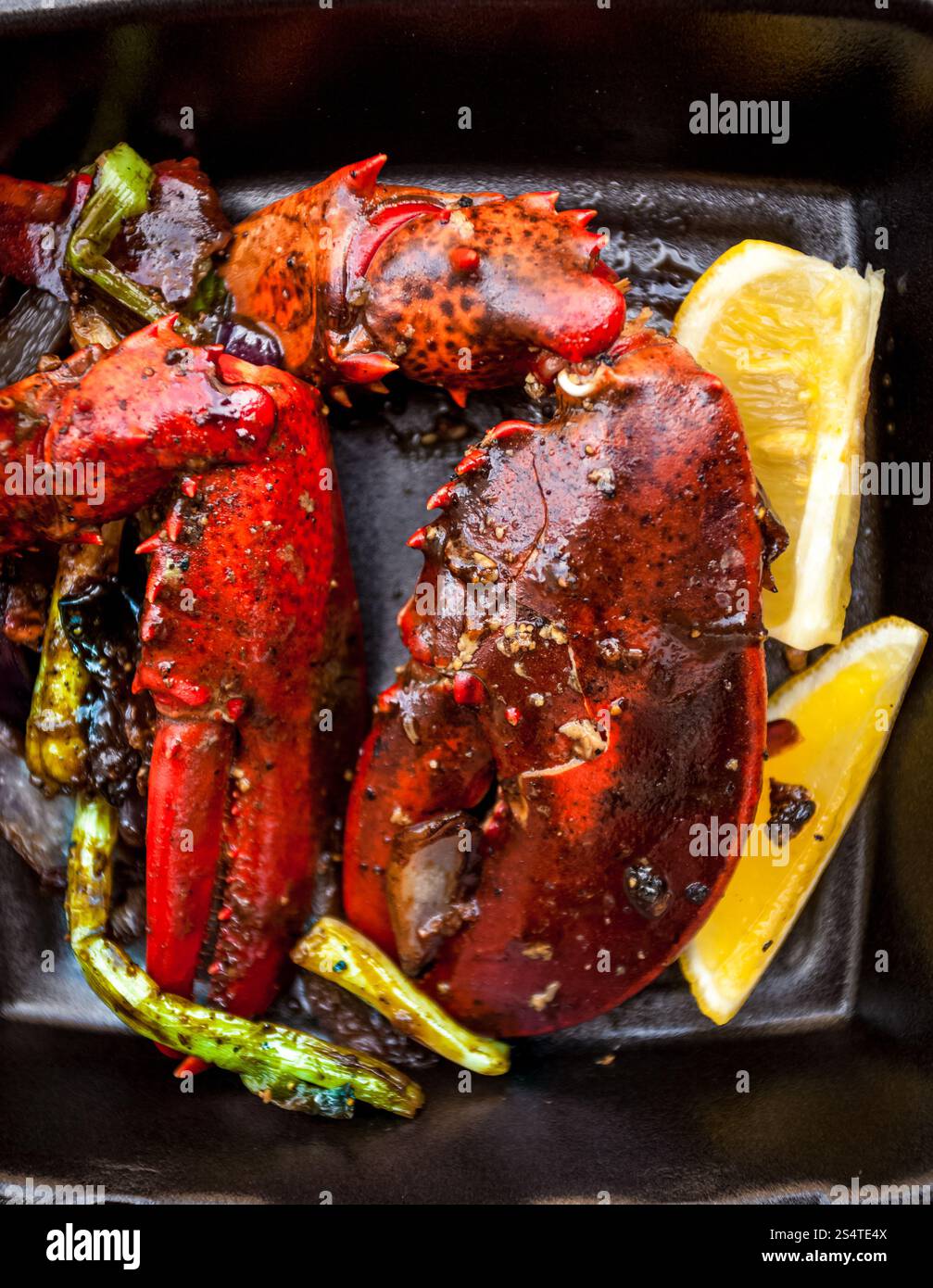 Photo gros plan de homard cuit au citron et légumes griffe Banque D'Images