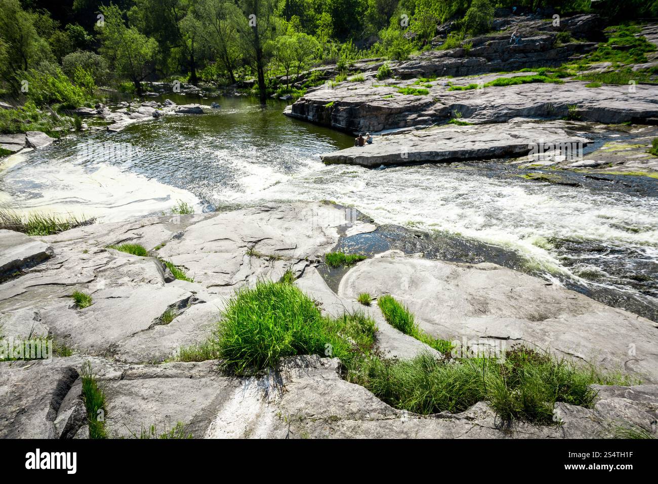 Paysage de montagne rapidement les rivières et les grands rochers Banque D'Images