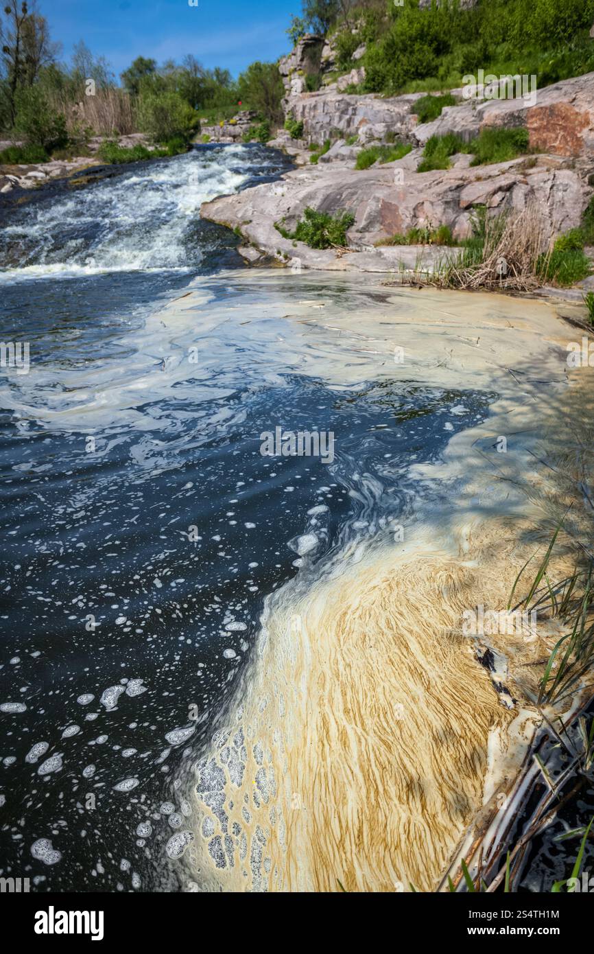 Photo de l'eau très sale en rivière de montagne. Catastrophe naturelle. Banque D'Images