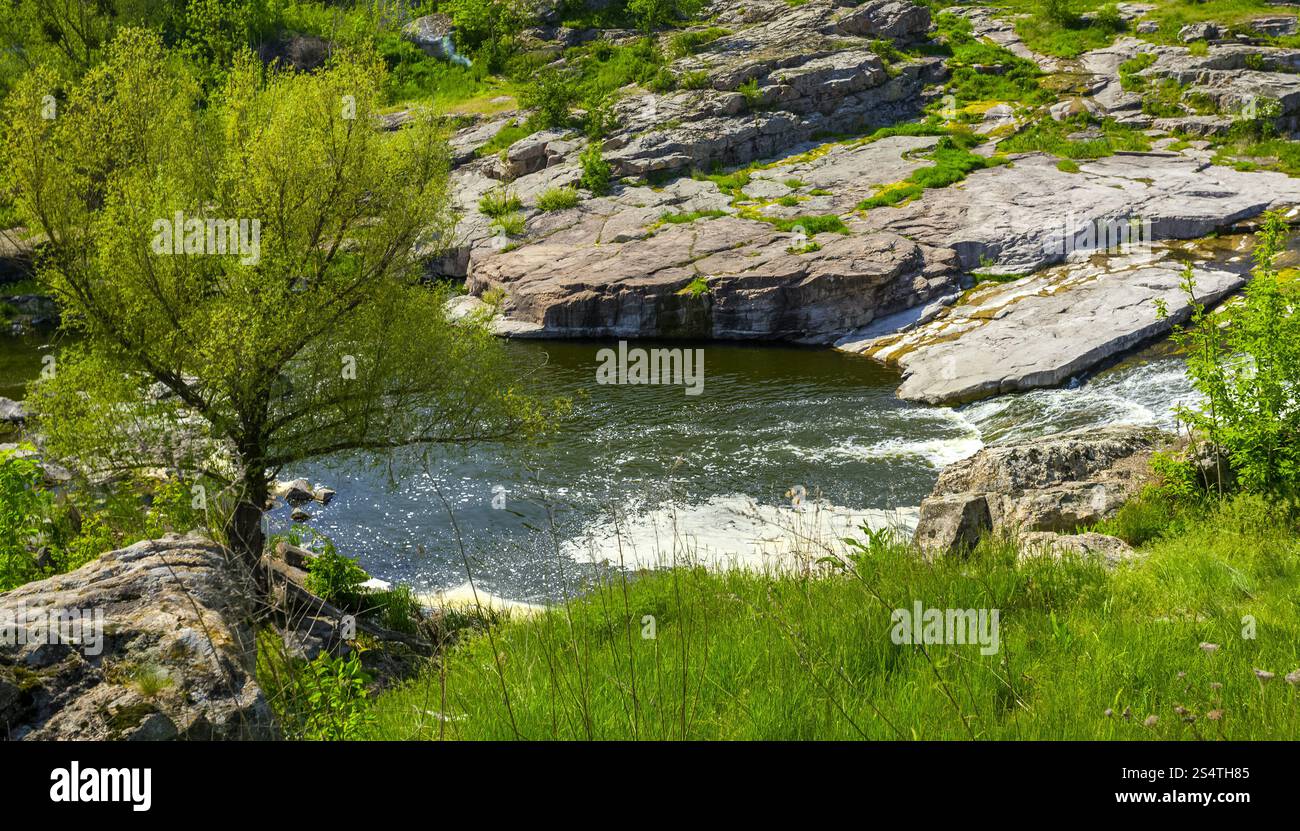 Beau paysage de rivière de montagne rapide Banque D'Images
