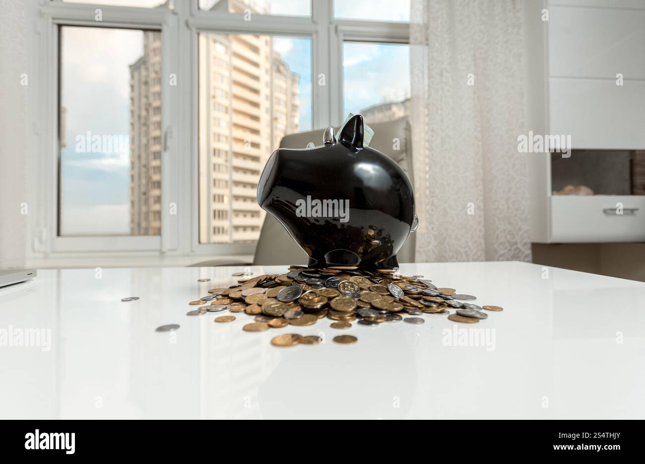Photo de piggy bank on table office contre la vue sur la ville Banque D'Images
