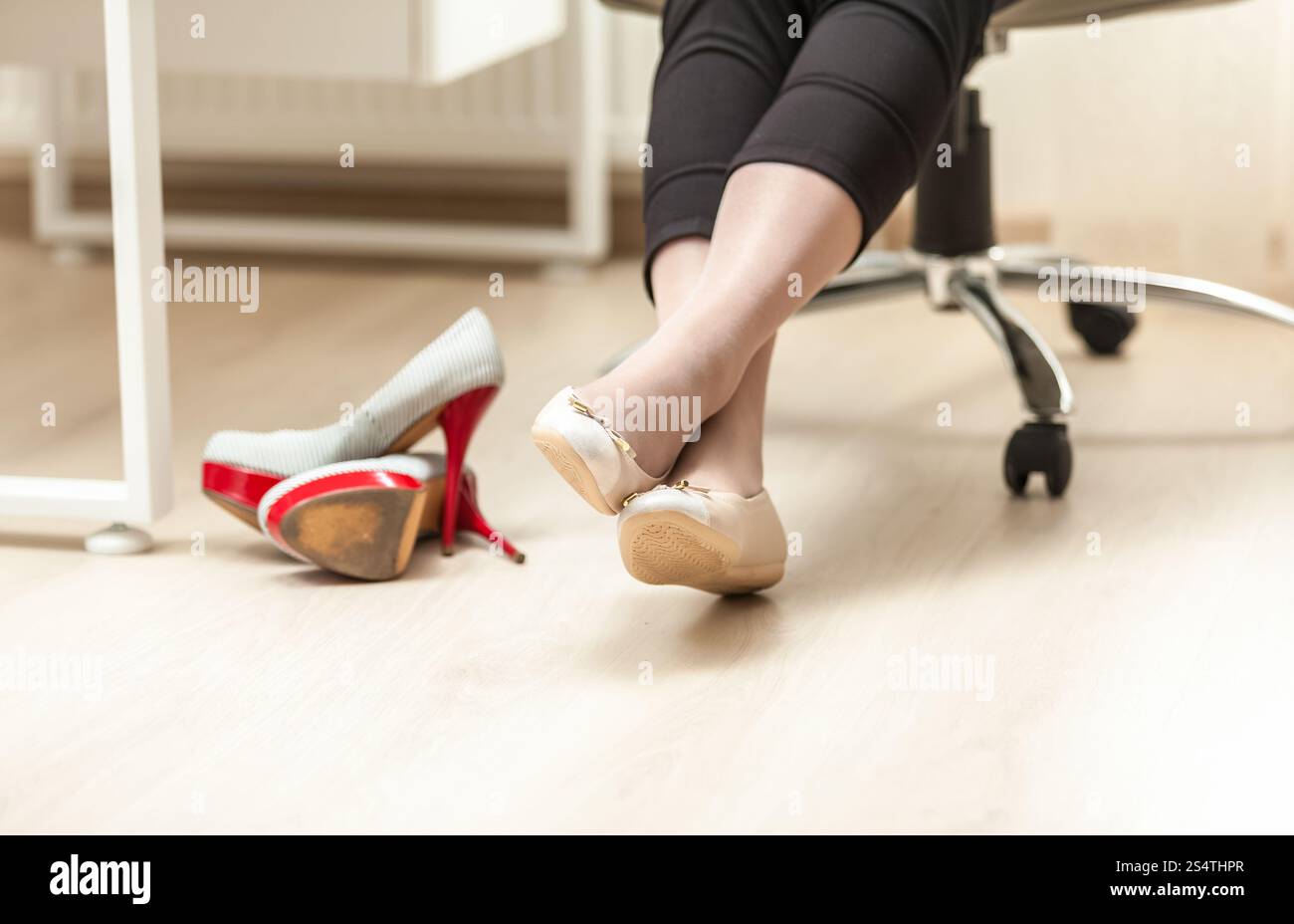Photo gros plan de pieds femelles en ballet in office Banque D'Images