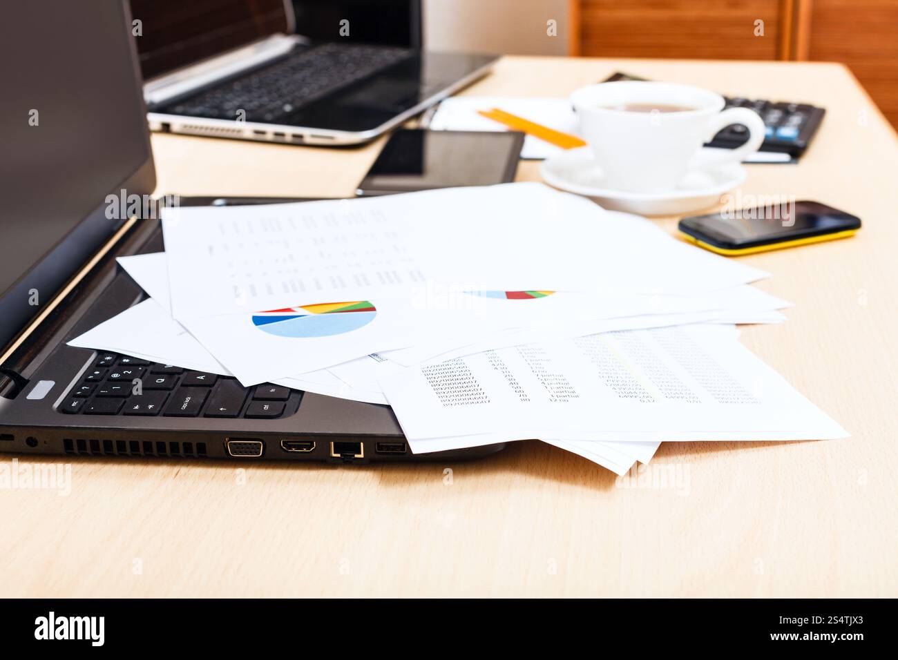 Travail de l'entreprise - graphiques et outils de bureau moderne sur la table Banque D'Images