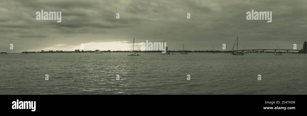 Sarasota Floride Tampa Bay une photo du coucher de soleil en monochrome du parc Bayfront où le soleil se couche au loin au-dessus de l'eau avec de nombreux bateaux Banque D'Images