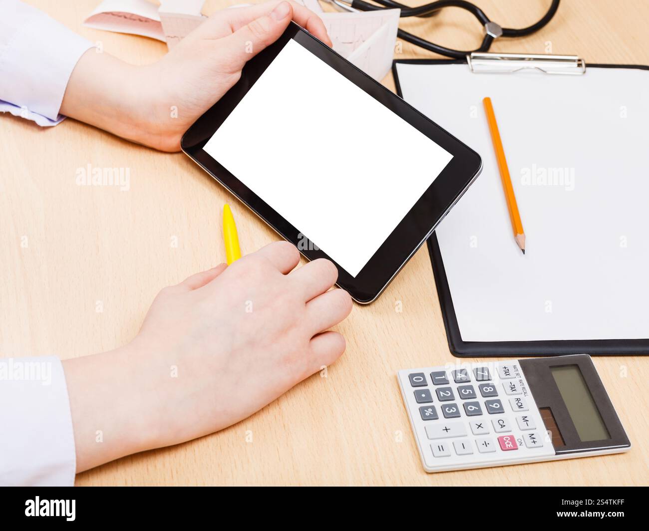 Lire médecin de tablet pc avec écran coupé au cours de nomination Banque D'Images