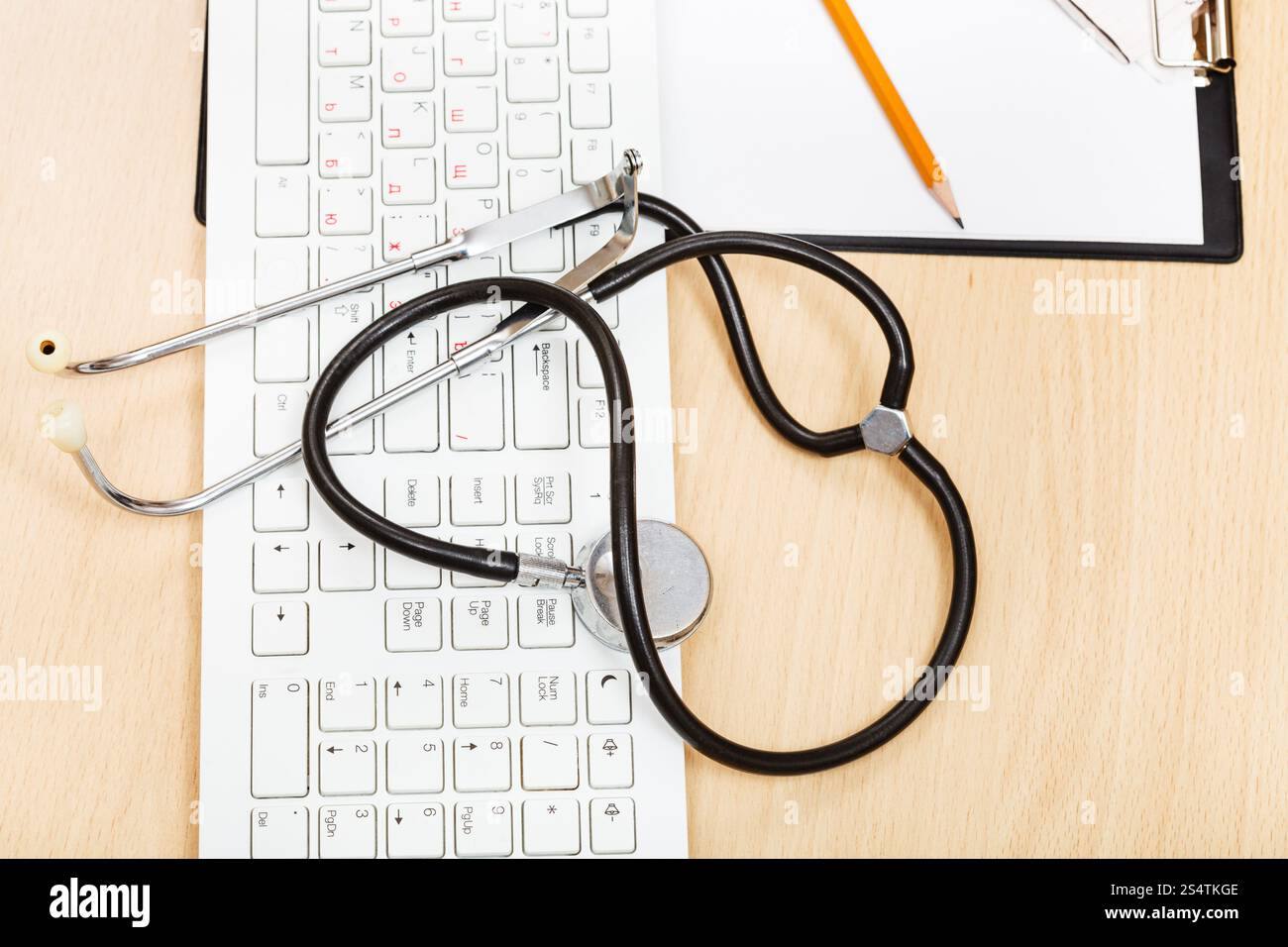Medical still life - stéthoscope sur clavier blanc et vide le presse-papiers Banque D'Images