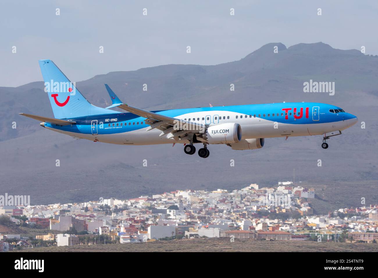 Aeropuerto de Gran Canaria, Gando. Avión de Línea moderno Boeing 737 MAX de la aerolínea sueca TUIfly Nordic aterrizando. Banque D'Images